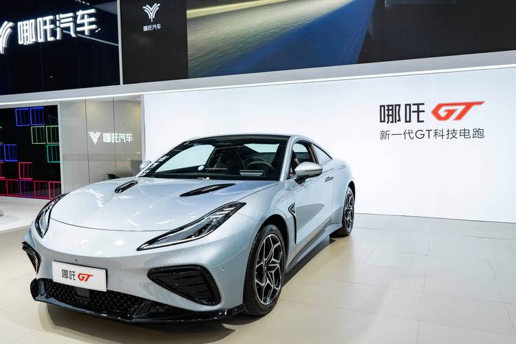 惠州344哪吒汽车在智能汽车领域的表现，领途汽车在新能源汽车市场中的影响力